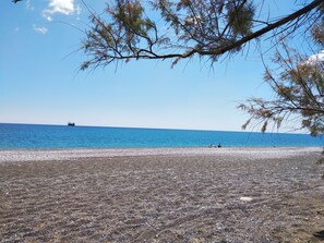 En la playa y playa de arena negra 
