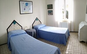 2 bedrooms, free WiFi, bed sheets -  Apartment at the arrival of the Rollercoster. The house has 3 apartments. (Calice Ligure)