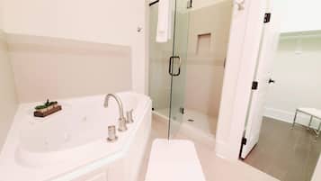 Combined shower/tub, jetted tub, hair dryer, towels