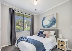 3 室のベッドルーム、アイロン / アイロン台、WiFi (無料)、ベッドシーツ