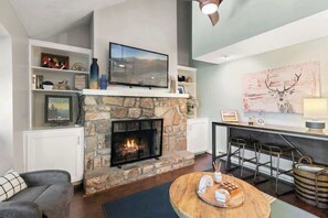 Televisión y chimenea 