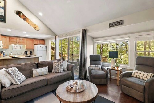 Mountain Cabin with Scenic Views