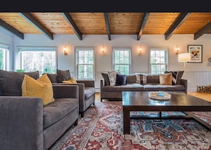 Living area - Dan King Suite in Carriage House - Red Clover Inn (Mendon)