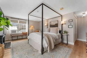 Room - Adah Queen Suite in Main House - Red Clover Inn (Mendon)
