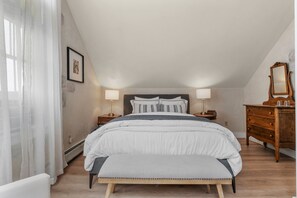 Room - Emma Queen Suite in Main House - Red Clover Inn (Mendon)