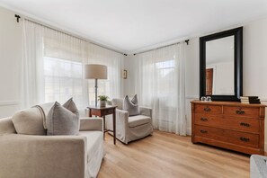 Living area - Lucy Queen Suite in Main House - Red Clover Inn (Mendon)