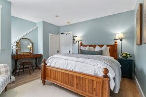 Room - Mae Queen Suite in Main House - Red Clover Inn (Mendon)