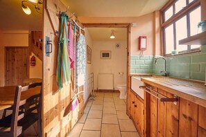 Fridge, oven, stovetop, cookware/dishes/utensils