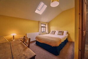 2 habitaciones, escritorio, tabla de planchar con plancha y wifi