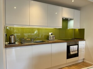 ثلاجة، فرن، موقد طهي مسطح، غلّاية كهربائية