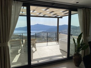 Penthouse Royal, 1 chambre, bain à remous, vue mer | Terrasse/Patio