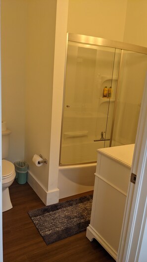 Combined shower/bathtub, towels, toilet paper