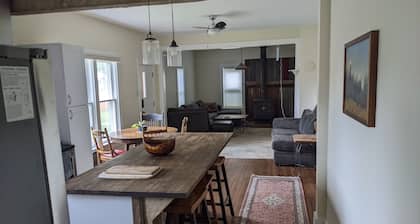 Cheerful 3 bedroom in convenient location with a hot tub.