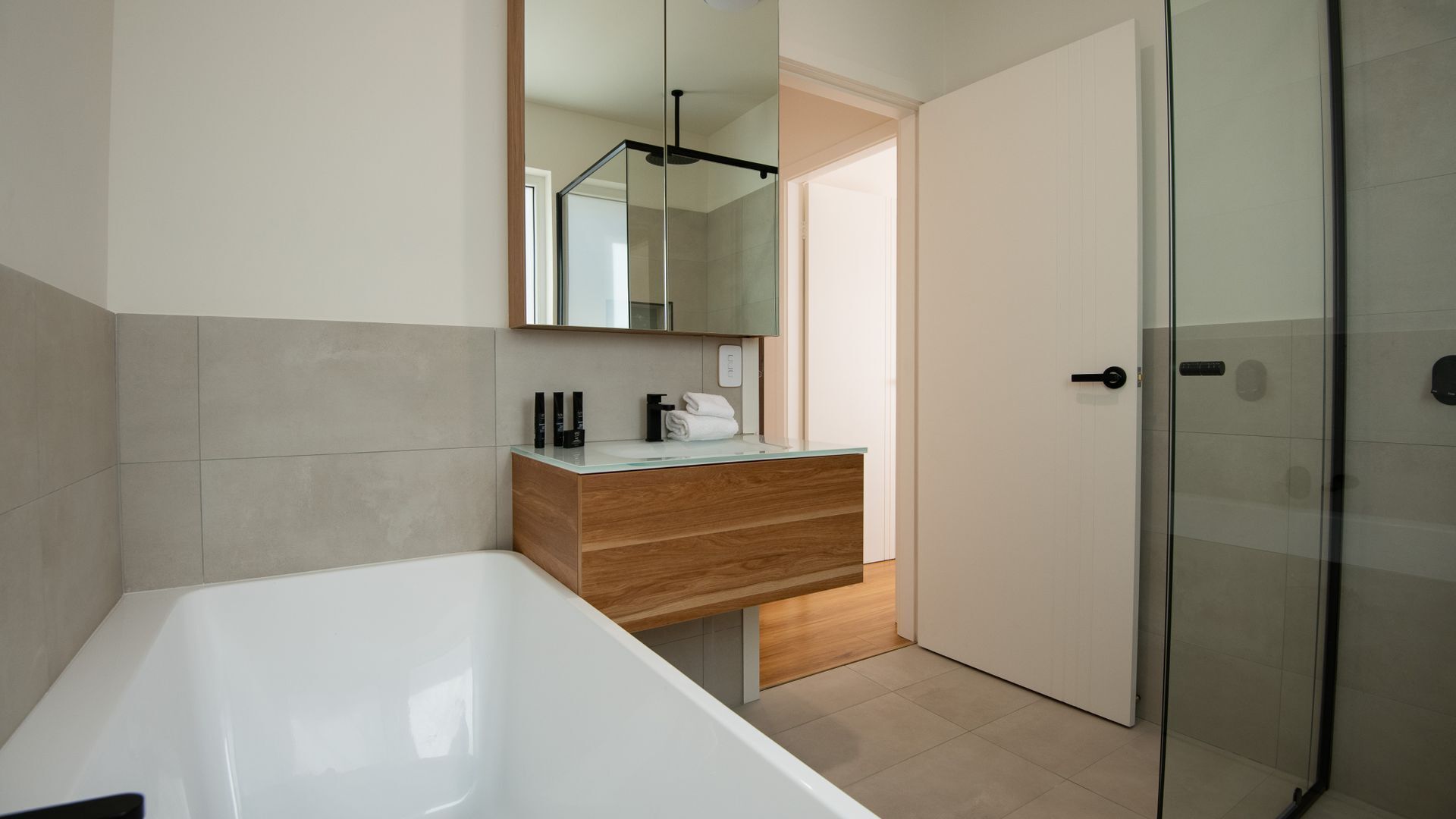 Lake Villavista - 4BR Luxury Townhouse l Pet Friendly l Lake Views l WiFi l BBQ — image 24