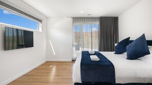 4 bedrooms, iron/ironing board, WiFi, bed sheets - Lake Villavista - 4BR Luxury Townhouse l Pet Friendly l Lake Views l WiFi l BBQ (East Jindabyne)