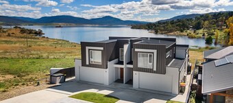 Lake Villavista - 4BR Luxury Townhouse l Pet Friendly l Lake Views l WiFi l BBQ