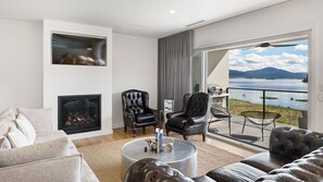 Smart TV, fireplace - Lake Villavista - 4BR Luxury Townhouse l Pet Friendly l Lake Views l WiFi l BBQ (East Jindabyne)
