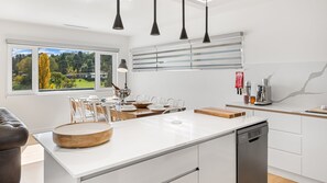 Fridge, microwave, oven, dishwasher - Lake Villavista - 4BR Luxury Townhouse l Pet Friendly l Lake Views l WiFi l BBQ (East Jindabyne)