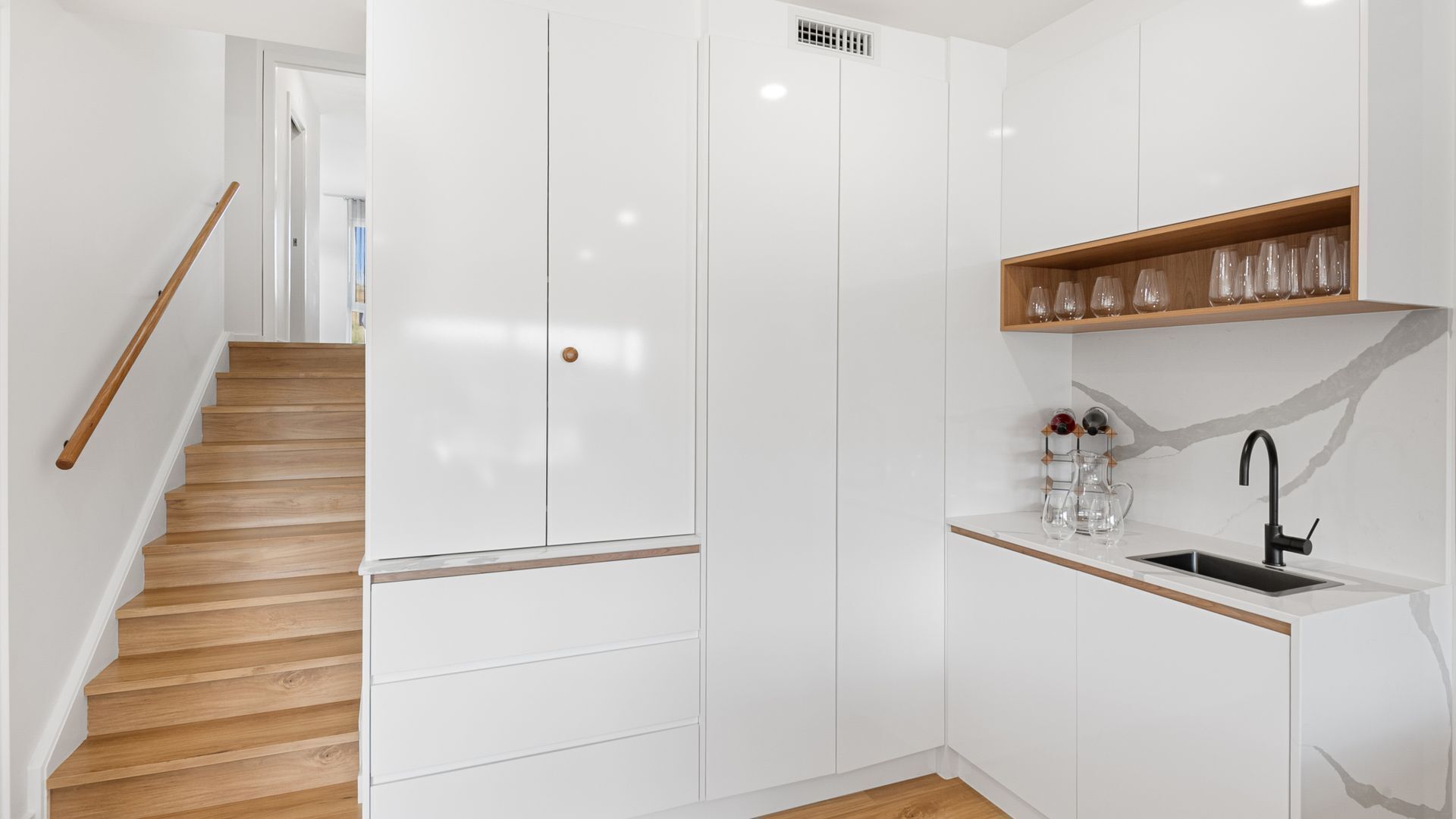 Lake Villavista - 4BR Luxury Townhouse l Pet Friendly l Lake Views l WiFi l BBQ — image 3