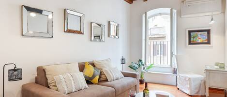 Apartamento City | Zona de estar | Una televisión de pantalla plana