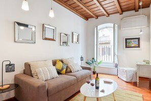 City-Apartment | Wohnbereich | Flachbildfernseher