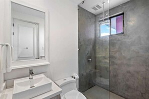 Dusche, Haartrockner, Handtücher, Shampoo