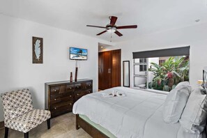3 bedrooms, travel cot, WiFi, bed sheets - Walk to Beach | Pool, Patio & Garden Views (Playa Potrero)