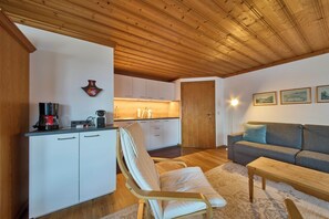 Apartment (Top 12) | Wohnbereich | 40-Zoll-Flachbildfernseher mit Kabelempfang, Fernseher