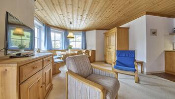 Apartment (Top 12) | Living area | 40-inch flat-screen TV with cable channels, TV