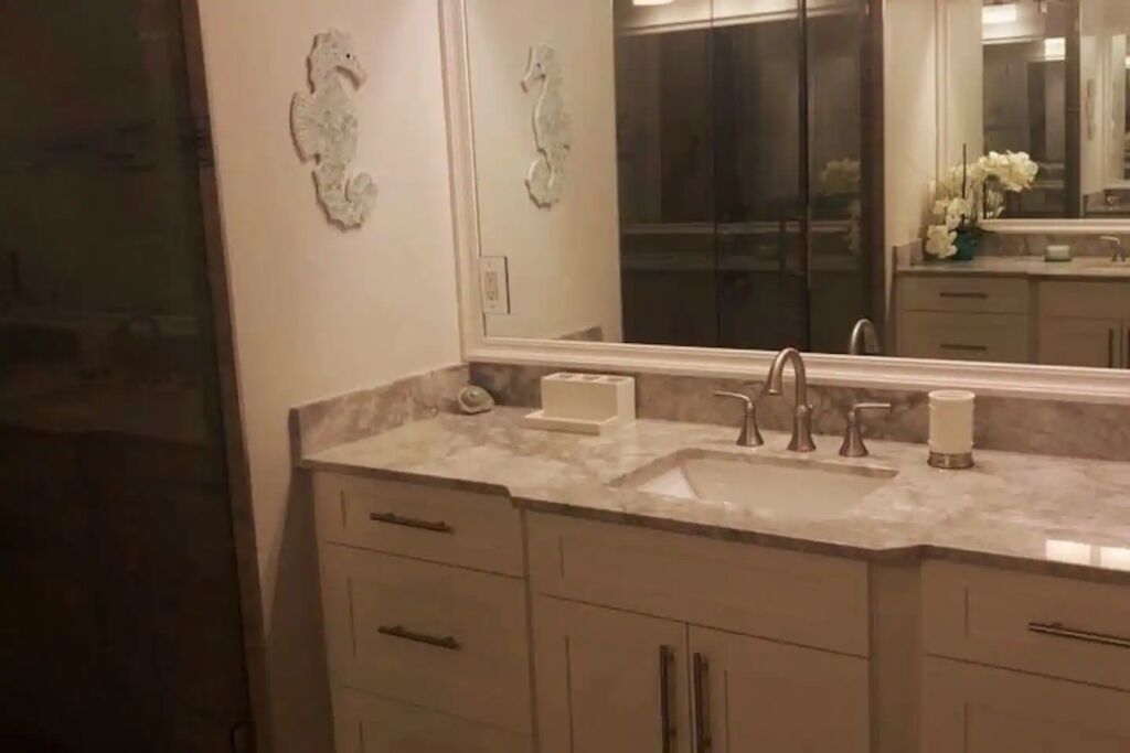 NEW! Sunny Naples Park Home min. to the Beach !!
