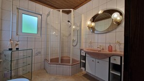 Shower, hair dryer, towels, soap - Vacation apartment Edeltraud on Lake Millstatt, hiking vacation and much more, apartment 1 (Radenthein)