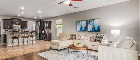 House, 3 Bedrooms | Living room