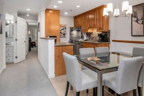 Apartment, 2 Schlafzimmer | Eigene Küche | Kühlschrank, Ofen, Wasserkocher mit Kaffee-/Teezubehör, Toaster