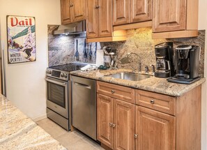 Condo, 2 habitaciones | Cocina privada | Refrigerador, horno, cafetera y tetera y tostadora 