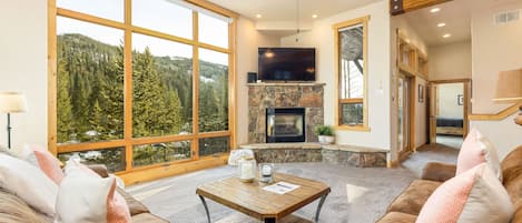 Condo, 3 Bedrooms | Living room