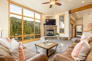 Condo, 3 Bedrooms | Living room