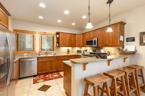 Condo, 3 Bedrooms | Private kitchen