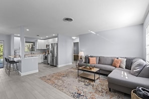 Tv, bøger, kontorer