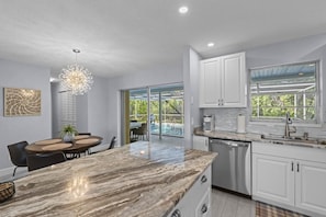 Køleskab, mikrobølgeovn, ovn, kogeplade