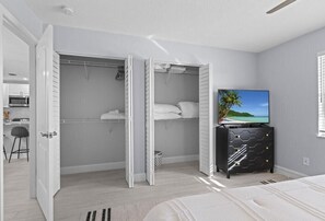 3 slaapkamers, een bureau, een strijkplank/strijkijzer, reisbedje