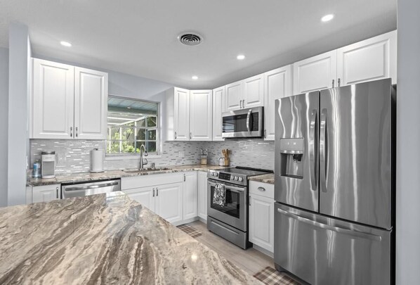 Køleskab, mikrobølgeovn, ovn, kogeplade