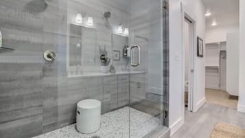 Douche, séchoir à cheveux, serviettes fournies, shampooing