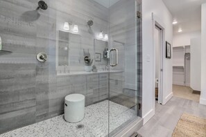 Suihku, hiustenkuivaaja, pyyhkeet