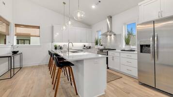 Refrigerador, microondas, horno y parrilla de estufa