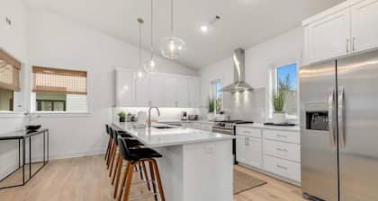 The Monroe - Modern Townhome - 1 mi to DT