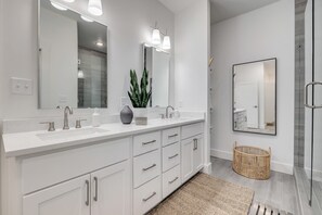 Dusche, Haartrockner, Handtücher