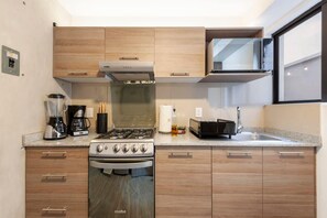 Refrigerador, microondas, horno y parrilla de estufa