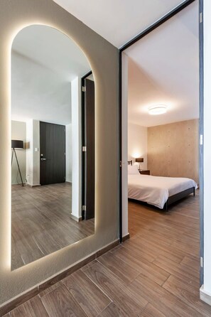 2 habitaciones, tabla de planchar con plancha, cuna de viaje y wifi 