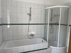 Badewanne, Haartrockner, Handtücher, Seife
