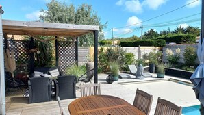 A wooden deck with outdoor furniture, a pool, and a pergola with a lattice design. - E Villa Clara, 600m de la mer, piscine (Saint-Denis-d´Oléron)